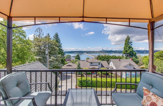 Beautiful suite with lake & city views, hot tub - near downtown