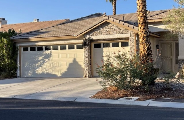 Beautiful Summerlin Location 1-Room in Single Story House