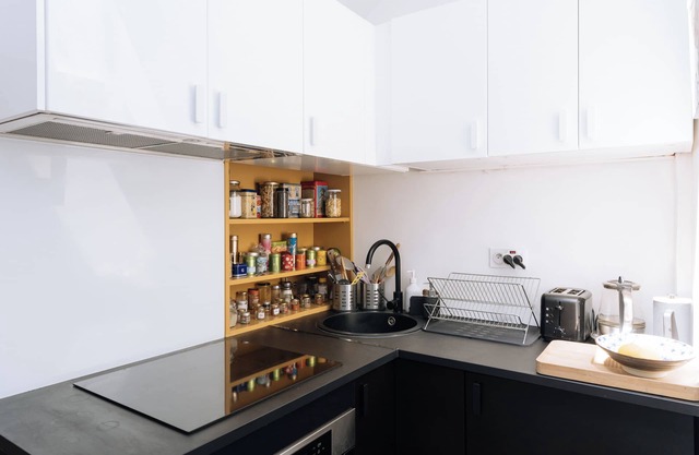 Beautiful, Sun-kissed Studio—Faubourg Saint-Martin