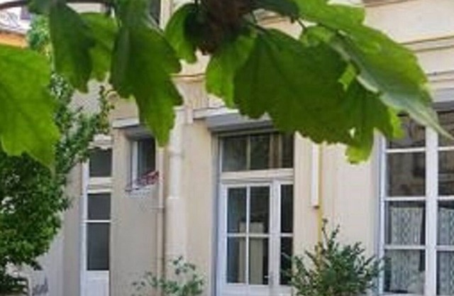 Beautiful sunny studio with bedroom corner, in old building with courtyard