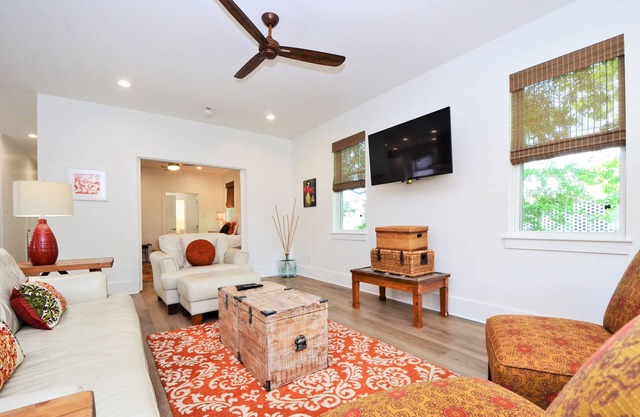 BEAUTIFUL SUPER COMFORTABLE 3/3 TOWNHOME - BEST LOCATION!