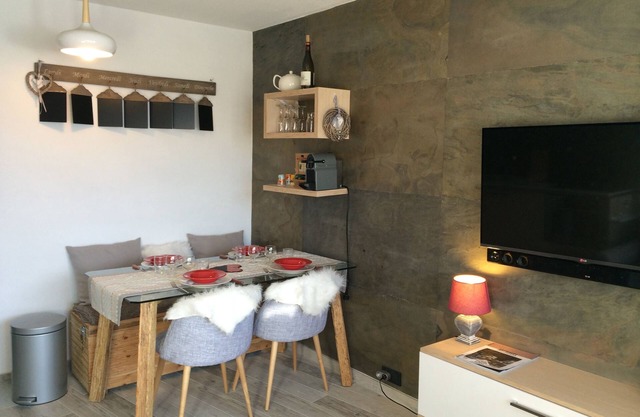 Beautiful T2 with south facing balcony in high floor completely renovated in 2015.
