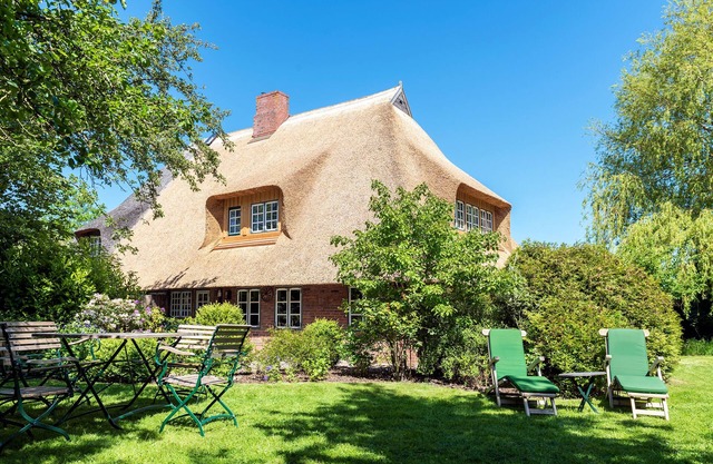 Beautiful thatched roof, high quality furnishings, antiques, oven, garden
