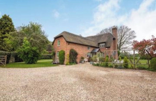 Beautiful thatched country 4 Bedroom Cottage