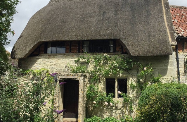 Beautiful Thatched Grade II Listed Cottage near Stonehenge & Salisbury