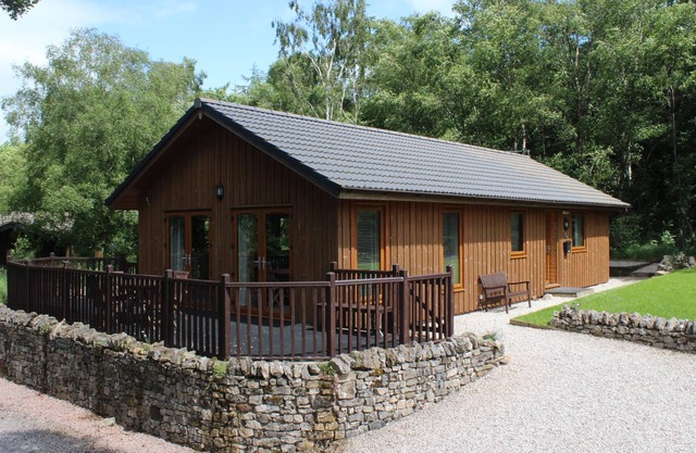 Beautiful timber lodge, nestled in tranquil wildlife haven with mountain views.