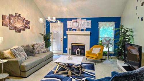 Beautiful Townhome, 11 minutes to Downtown, KCMO.