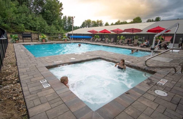 Beautiful townhome on Mt Cranmore-pool-hot tub & alot of fun amenties.