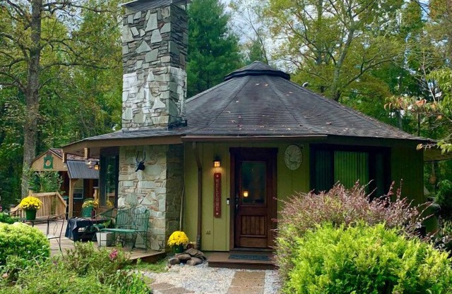 *BEAUTIFUL UNIQUELY STYLED HOME WITHIN 5 MINS OF LAKE JAMES!