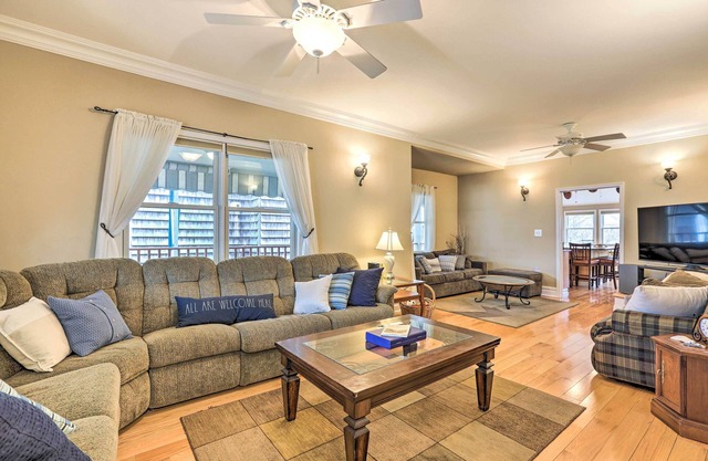 Beautiful Spacious Beach Home, Private Deck & Grill, 5-min to Beach w/Badges