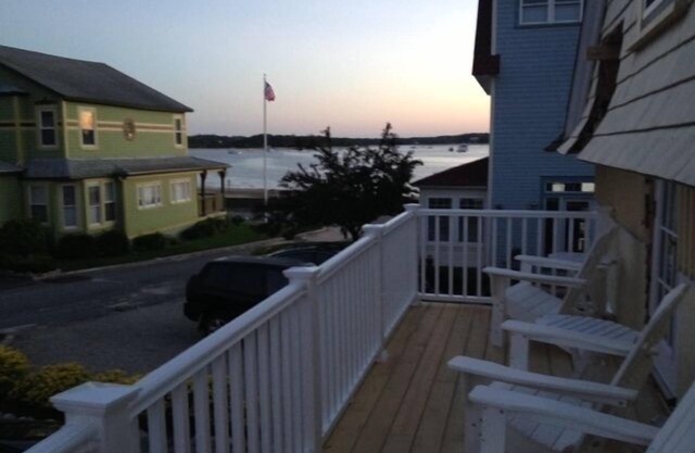 Beautiful Victorian Carriage House w/Private Beach. Special Sun-Fri!