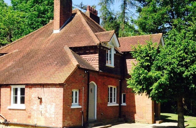 Beautiful Victorian cottage in Ashtead easy access to London set in countryside