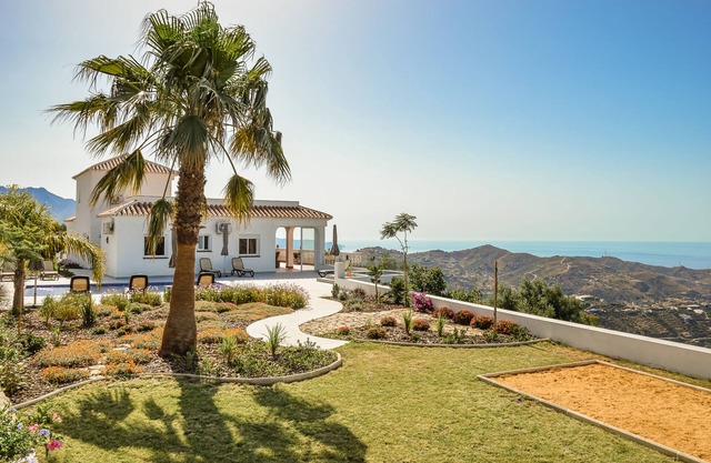 Beautiful view, up to 12 p., heated pool & relax pool, panorama, wifi, airco.