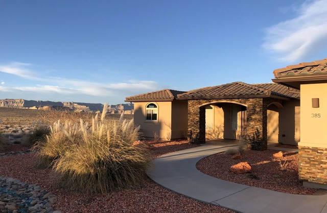 Beautiful views! Custom Home, Hot Tub, Lake Powell, Antelope Cyn WiFi, EV Charge