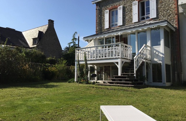 Beautiful villa, 2 steps from beaches and town center, south-facing terrace and garden,