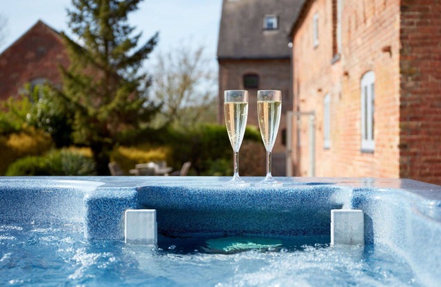 Beautiful villa for 10 people with hot tub, WIFI, TV, terrace and parking