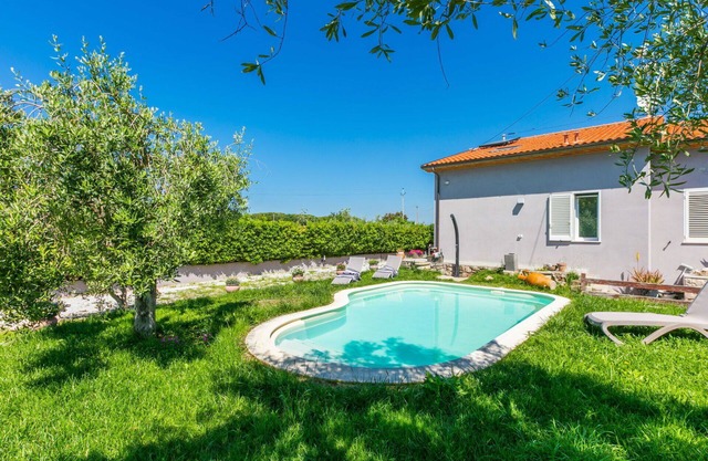 Beautiful villa for 5 guests with A/C, WIFI, hot tub, private pool, TV, terrace and parking