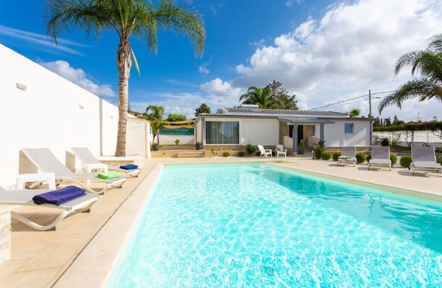 Beautiful villa for 8 guests with A/C, private pool, WIFI, TV and parking