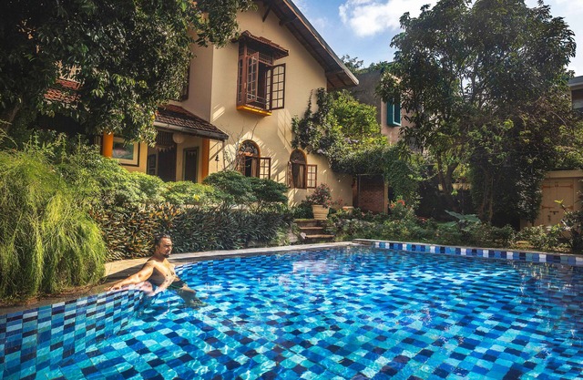 Beautiful villa in Colombo with a large pool