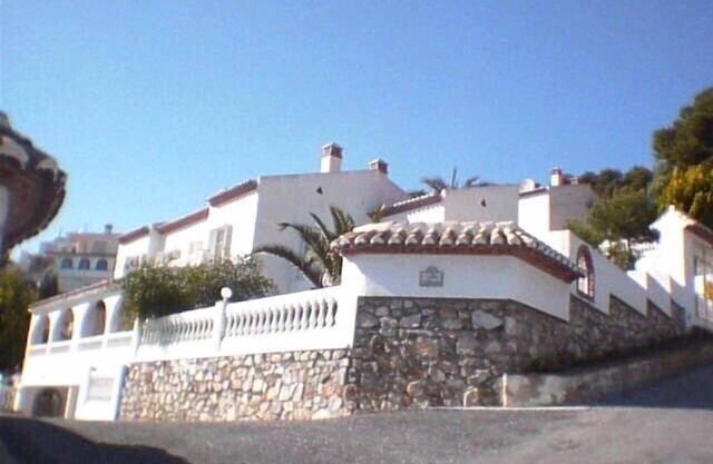 Beautiful villa, panoramic views of sea and mountains, close to town