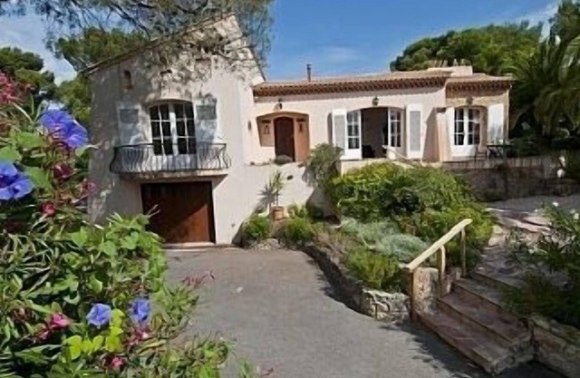 Beautiful Villa With Private Pool Set In Mature Gardens