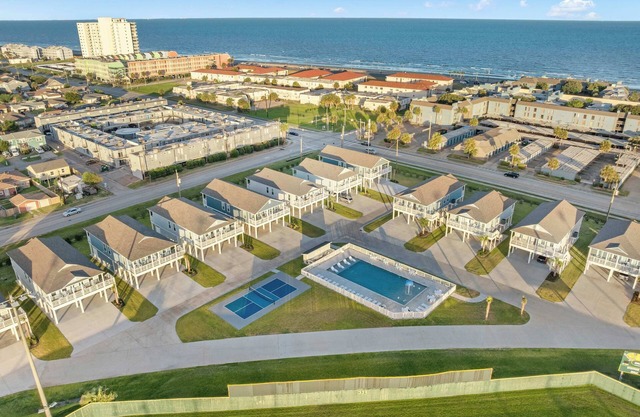 Beautiful Villa: Walk to Beach!