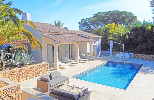 BEAUTIFUL VILLA WITH SWIMMING POOL LOCATED IN THE IMMEDIATE VICINITY OF PAMPELONNE BEACH