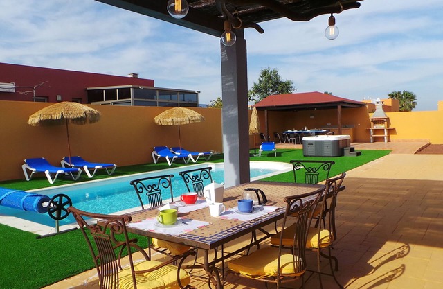 beautiful villa with heated pool, outdoor hot tub, free wifi
