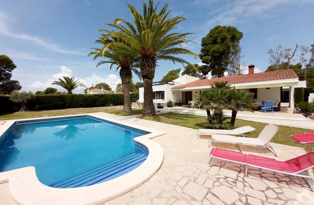 Beautiful villa with Mediterranean style 500 m from the beach