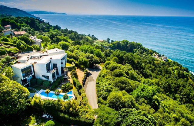 Beautiful villa with panoramic views of the sea Amezti 58