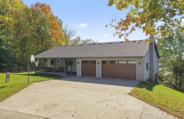 Beautiful walk out rambler on Fox Lake, great for year round use