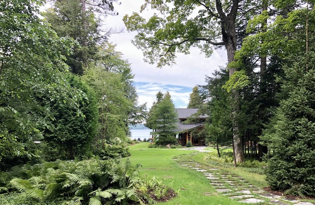 Beautiful Walloon Lake Cottage with Guest House