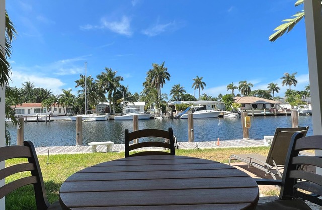 Beautiful Waterfront Condo. Walk to the beach, shops, restaurants & more!