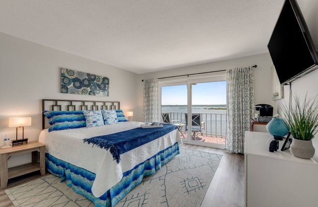 Beautiful Waterfront Sanctuary plus 2 free Kayaks & steps front the beach