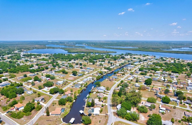Beautiful Waterfront Cottage With a Heated Pool And Dock
