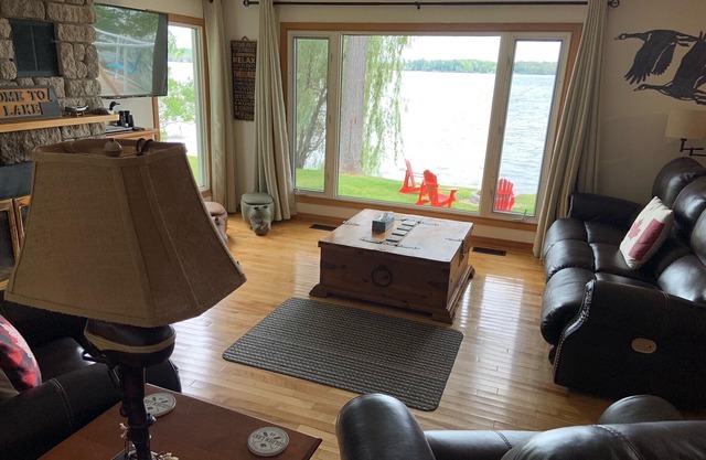 Beautiful Waterfront Cottage on Golden Lake