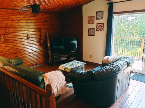 Beautiful Waterfront Family Escape!