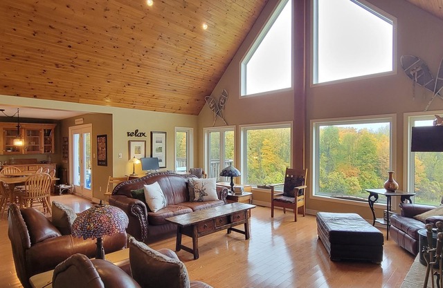 Beautiful Year Round Chalet 20 minutes west of Blue Mountain Collingwood