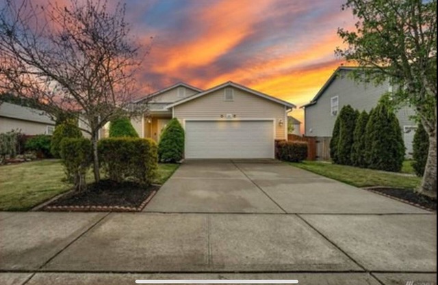 Beautifully furnished home w/river a minute away. Charming house in Orting.