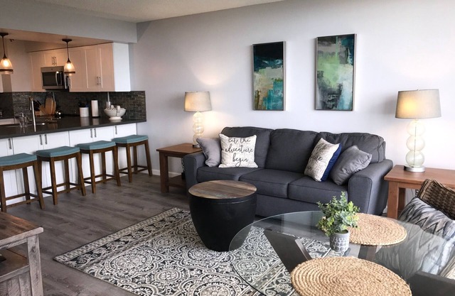 Beautifully Furnished, New Renovation, A/C, Mtn/Ocean View, beach/golf/hiking!