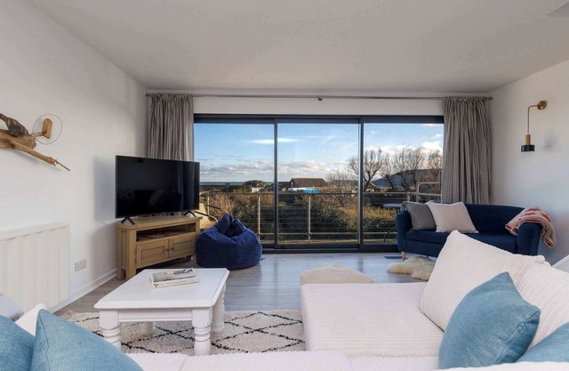 Beautifully Refurbished 4-Bed Beachside Retreat