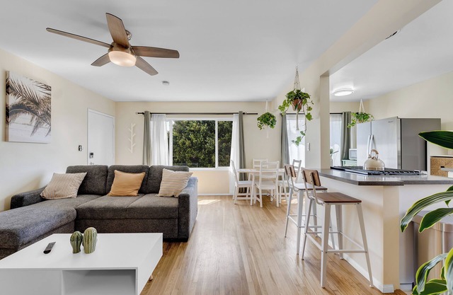 Beautifully Remodeled 2bed/1bath Apartment. Top Location, 15 min to Beach!