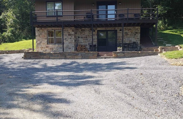 Beautifully renovated cabin near Blacklog Mountainn