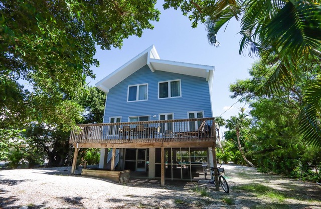 Beautifully Updated, 4 Bedroom Pool Home, 50 Yards to the Beach! Captiva Escapade