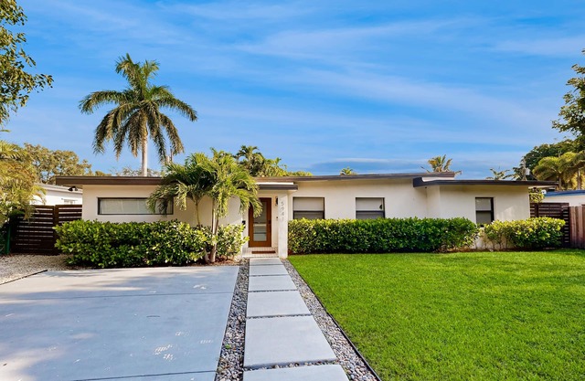 Beautifully Updated Dog-Friendly Home with Free WiFi, and Enclosed Back Yard