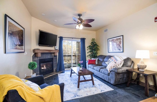 Beautifully Updated PC condo w Pool, Hot Tub, Gym!