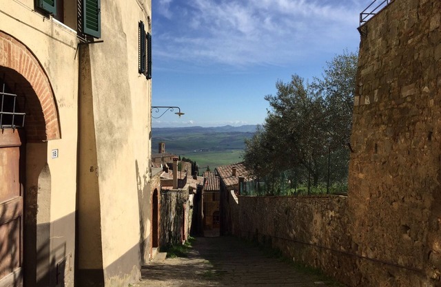 Beauty And Serenity In A Premium Montalcino Location That Will Sleep 4 Adults.