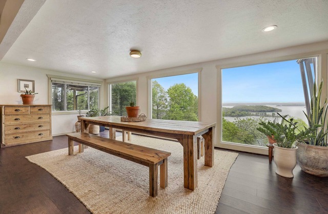 Beaver Lake Retreat - Infinity Pool and Hot Tub