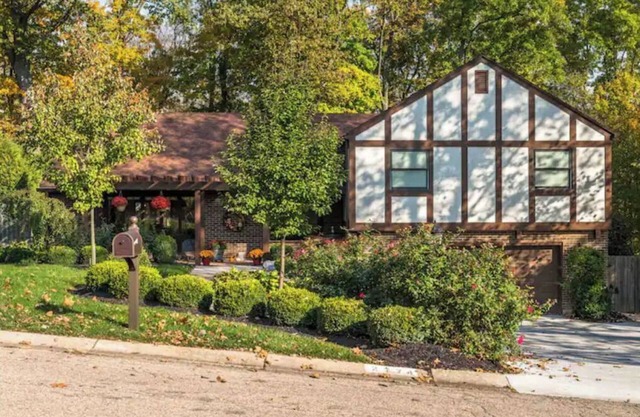 BEAVERCREEK HOME! UPDATED W/AMAZING BACKYARD!