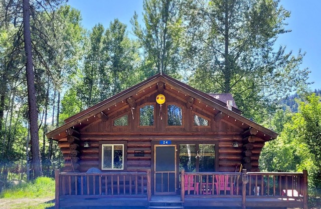 Becky's Cabin-Dog Friendly and Easy Access to Methow Ski Trail & River!
